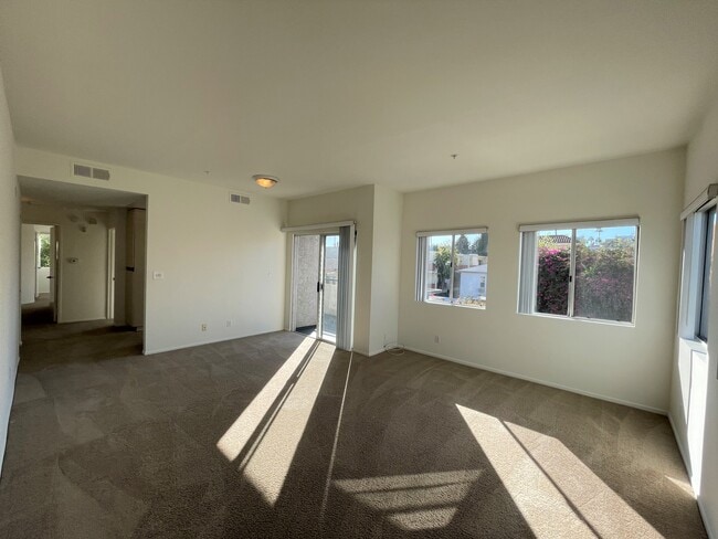 Building Photo - 147 Oak Knoll Ave