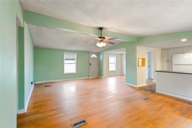 Building Photo - 148 Pine Tree Path