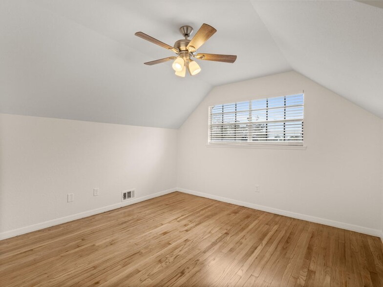 Upstairs Bedroom - 1121 Lake Court Dr