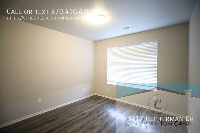 Building Photo - Move in special $900!  Beautiful 4 bed / 2...