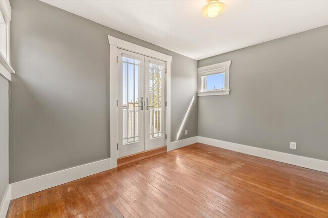 Building Photo - 4102 Sunnyside Ave N