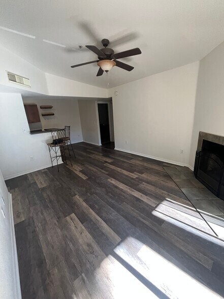 Building Photo - 1385 W University Ave