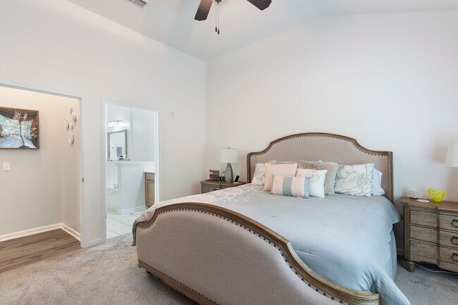 Building Photo - Gorgeous 3/2 Top Floor Condo w/ Private Vi...