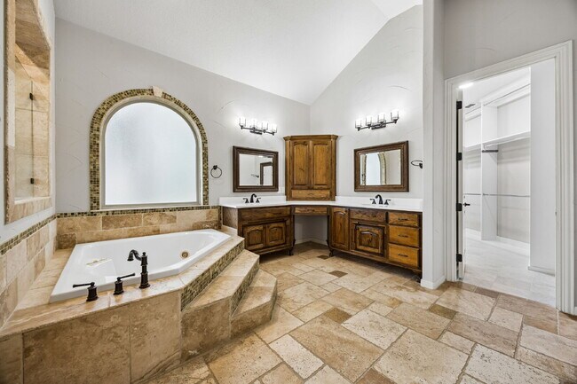 Building Photo - 2101 Miracle Point Dr