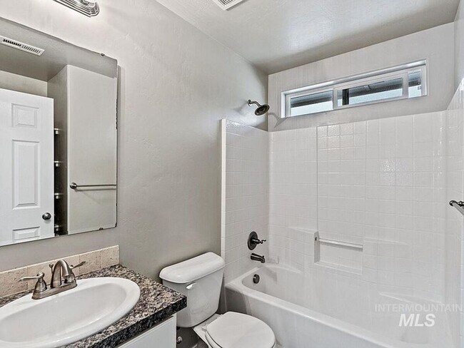 Building Photo - Immaculate/Charming Home in NW Meridian