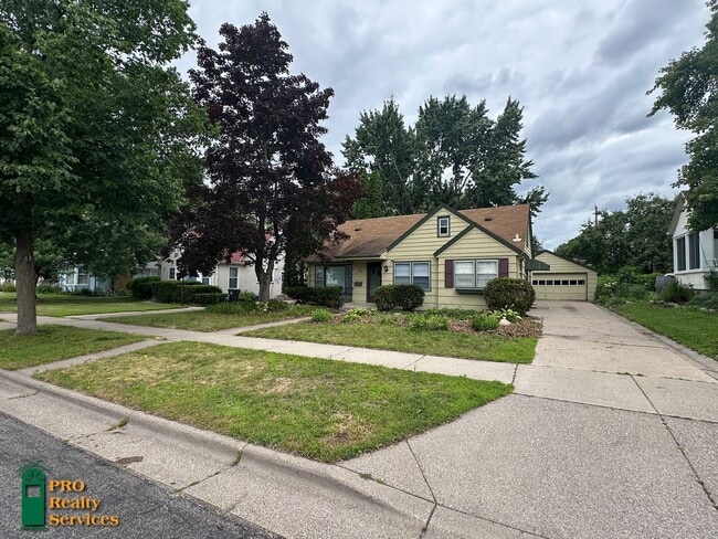 Building Photo - 3 Bedroom Home in St. Paul