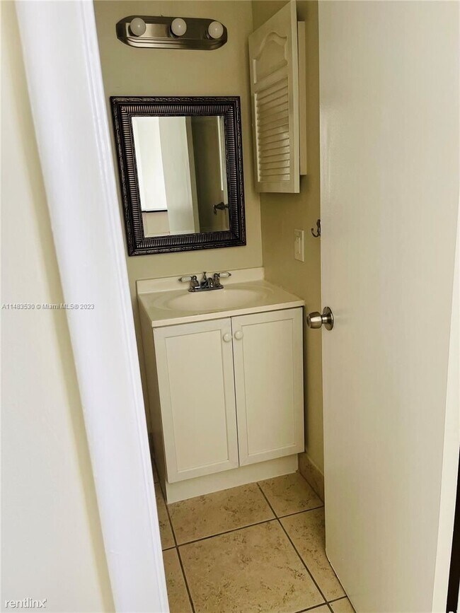 Building Photo - 3 br, 2.5 bath House - 1341 SW 124th Ct # 4-E