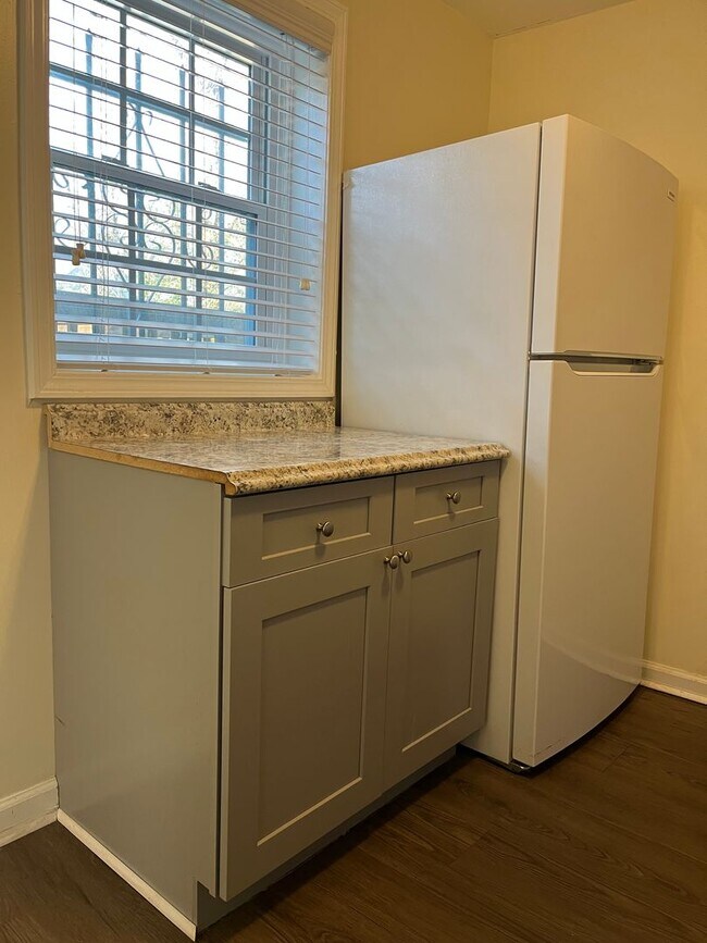 Building Photo - Spacious 3/2 Duplex Unit w/ Bonus Room Min...