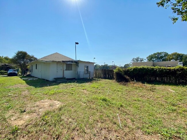 Building Photo - NEW!! NEW!! NEW!! Renovated 3 bed/2 bath h...