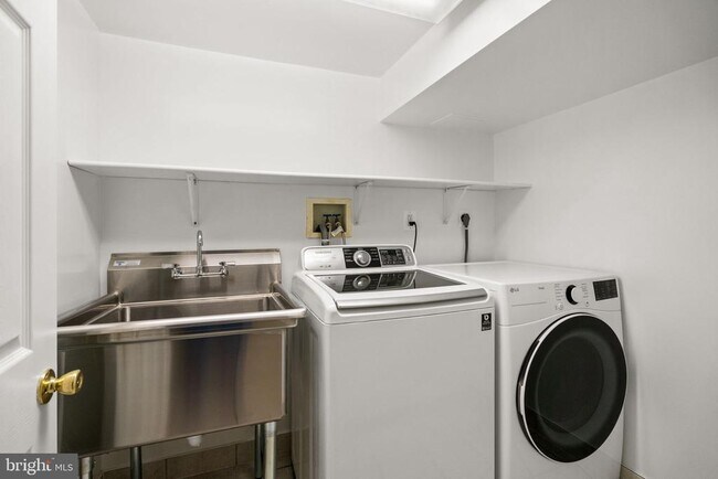 Building Photo - 4008 Rosemary St