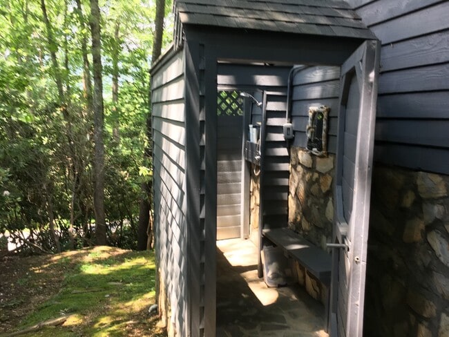 Outdoor shower - 283 Tanglewood Dr