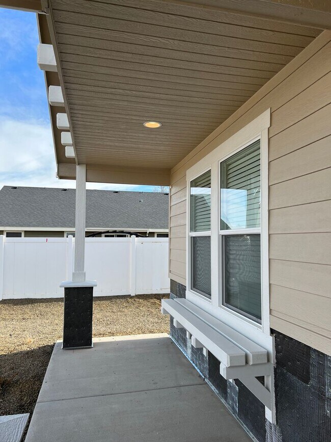 Building Photo - Beautiful, 3 bed 2 bath home close to lake...