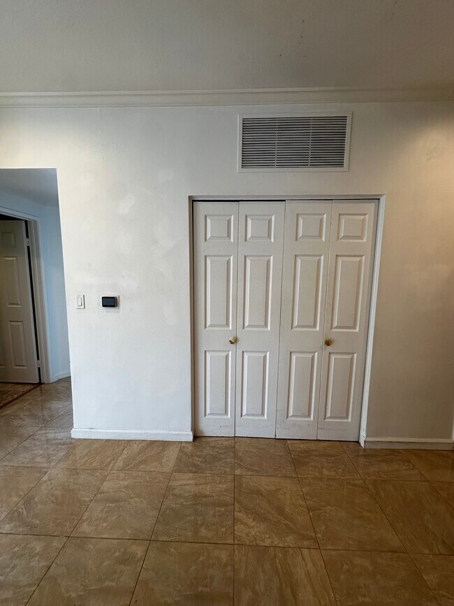 Building Photo - 458 N Oakhurst Dr