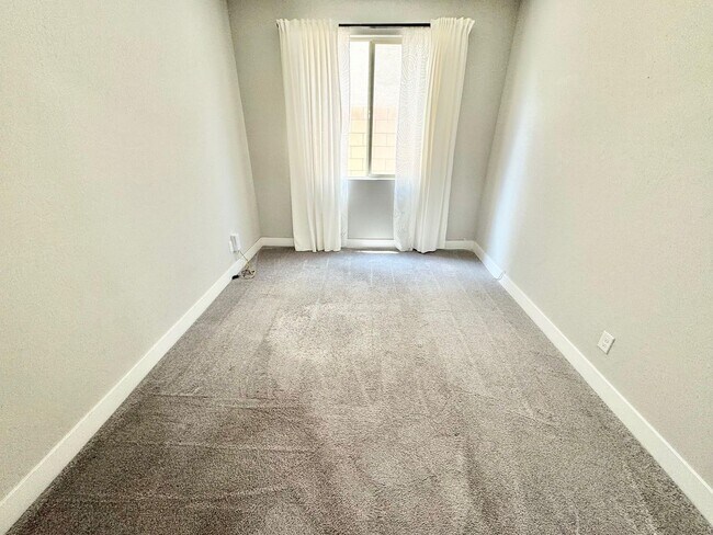 Building Photo - STUNNING 2 STORY HOME 3 BEDROOM/2.5 BATHROOM