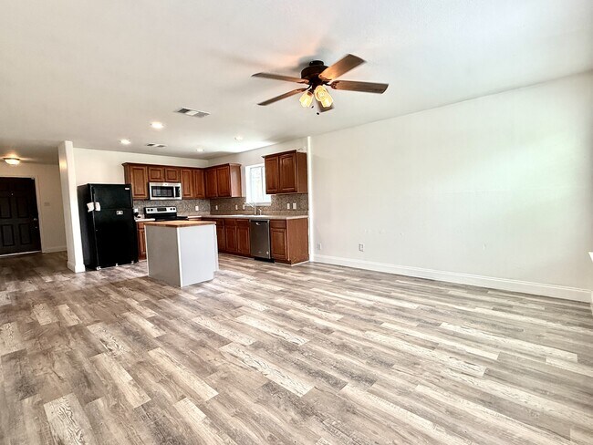 Building Photo - 529 W Metcalfe St