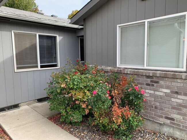 Building Photo - 1506 N Glen Dr