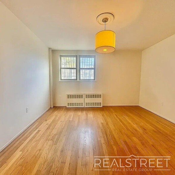 Building Photo - This is a spacious, bright, and sunny 1 bedroom apartment located on one of South Slope/ Greenwood's
