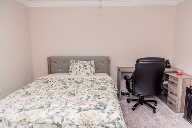Building Photo - 2 Bedroom/ 2 bath - entry level END UNIT with side balcony & upgraded kitchen and bathrooms- only...