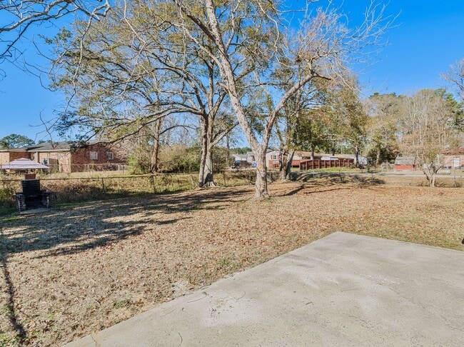 Building Photo - Charming West Ashley Home