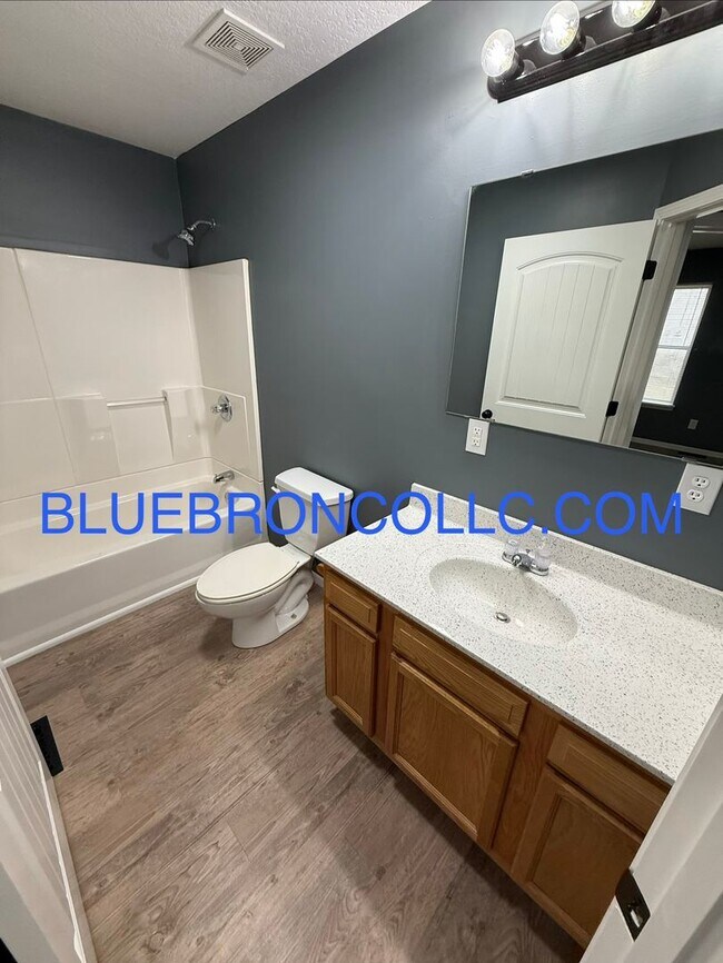 Building Photo - Beautiful unit with three bathrooms close to downtown Lee's Summit