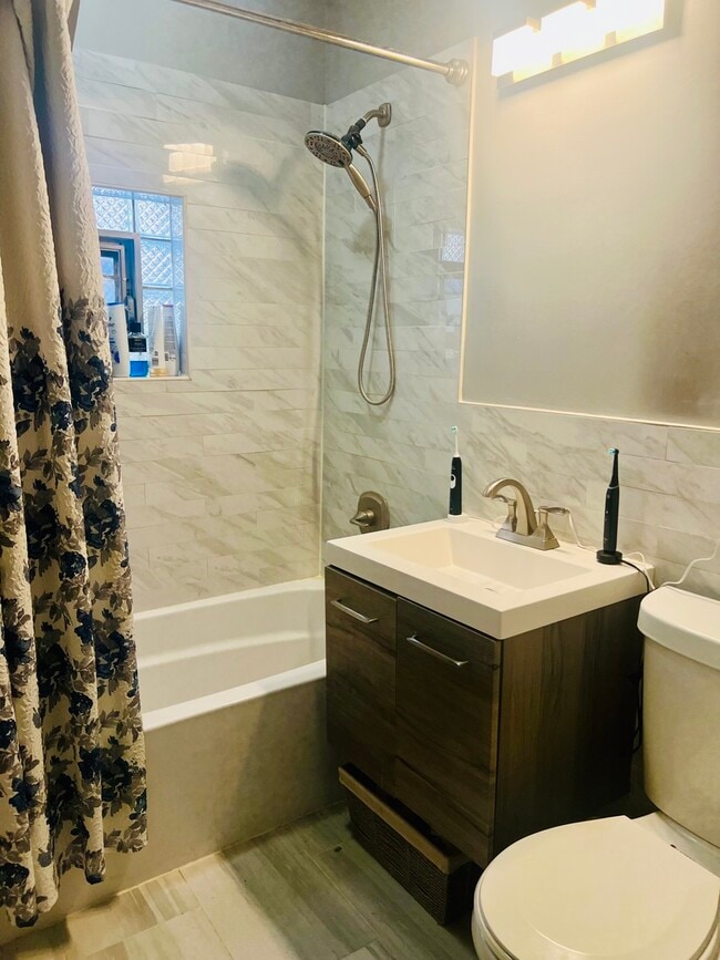 Building Photo - 1827 Gunderson Ave