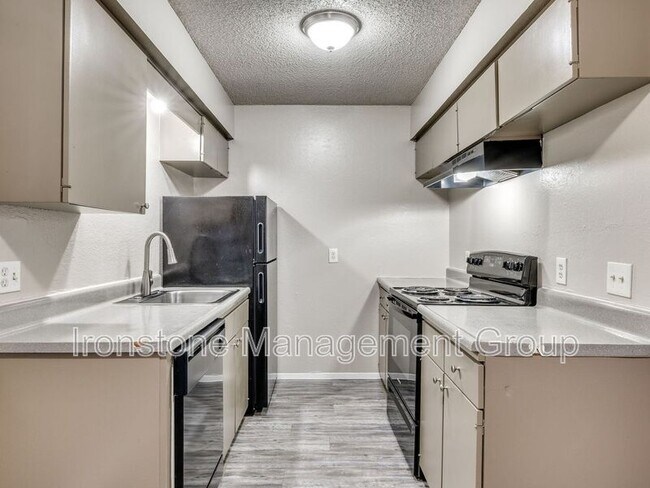 Building Photo - 5323 E 47th Pl