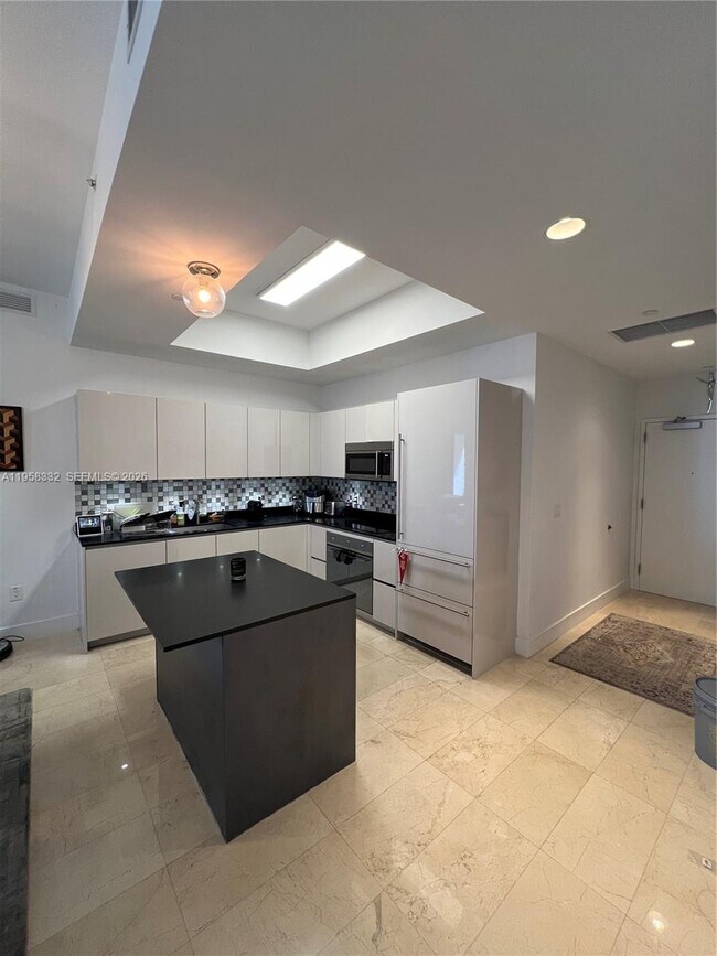 Building Photo - 1010 Brickell Ave