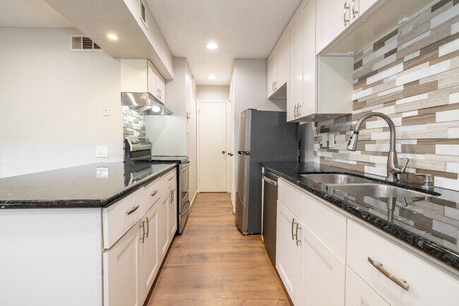 Building Photo - 2750 Holly Hall St