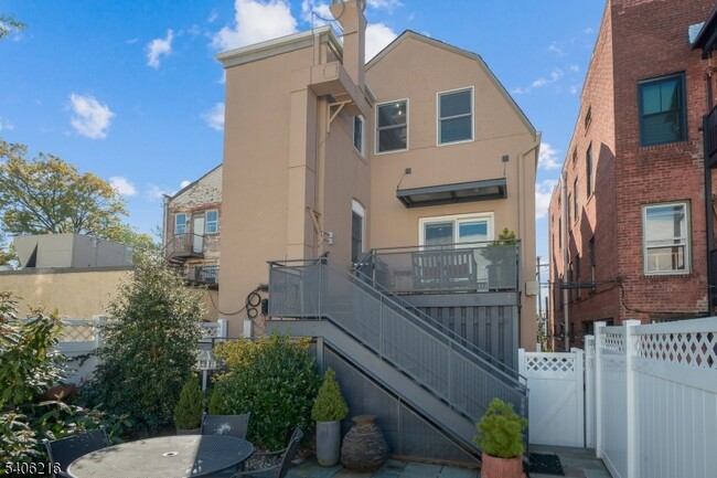 Building Photo - 94 Walnut St