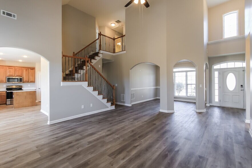 Building Photo - 9105 Alden Dr