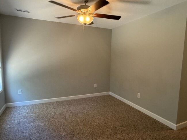 Building Photo - Spacious 3 Bedroom, 3.5bath in central Joh...