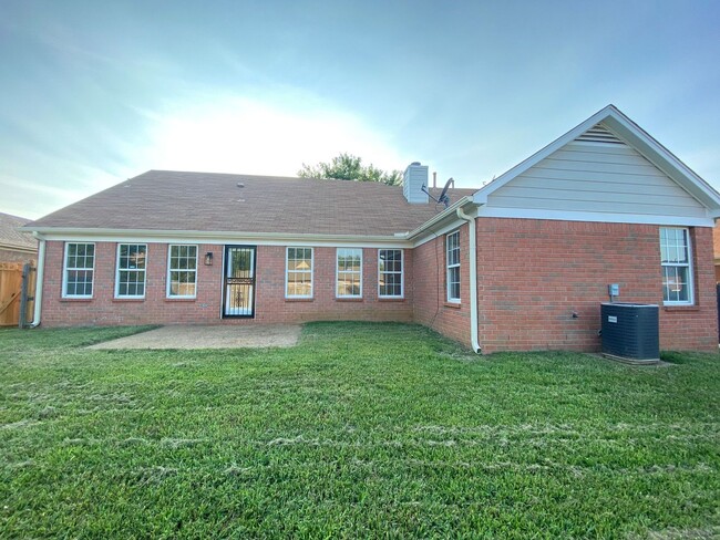 Building Photo - 3 bed, 2 bath near Riverdale and Stateline Rd