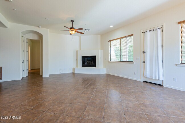 Building Photo - 734 W Juniper Ln