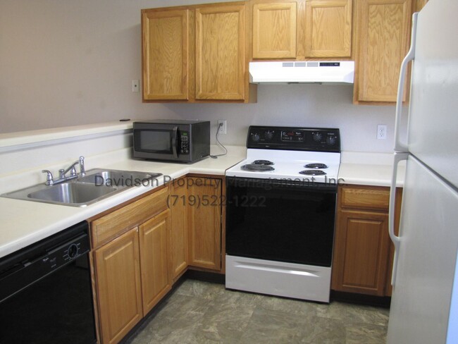 Building Photo - Great 3 Bedroom Condo the Briargate Area