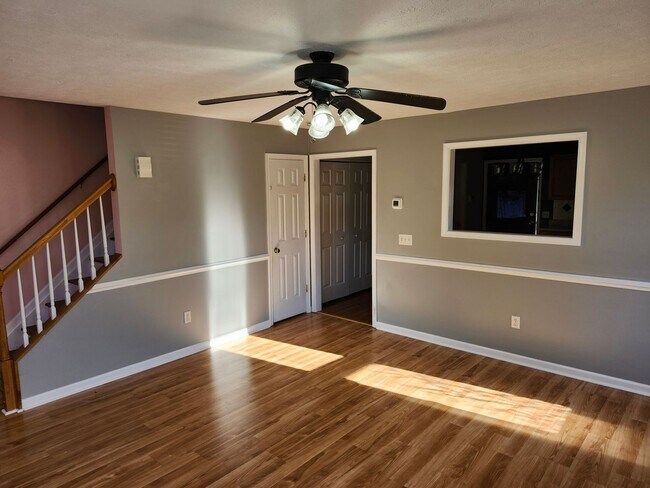 Building Photo - For Rent: Harrisonburg 3 BR, 2.5 Bath Townhouse