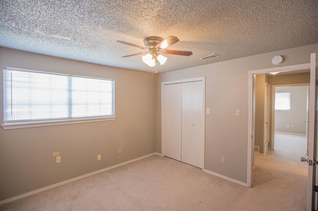 Building Photo - Available to Pre-Lease! Recently Updated 3 Bedroom!