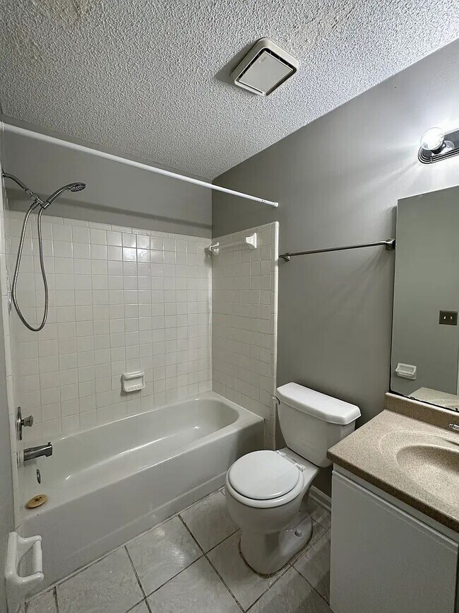 Building Photo - "Two story, 2 bedroom / 2.5 bathroom townhome near Hilaman Golf Course available for August move-...