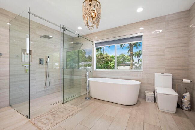 Building Photo - 2112 NE 32nd Ave