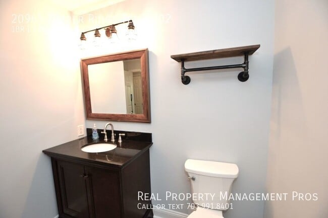 Building Photo - Beautifully Updated 3rd Floor Condo For Re...