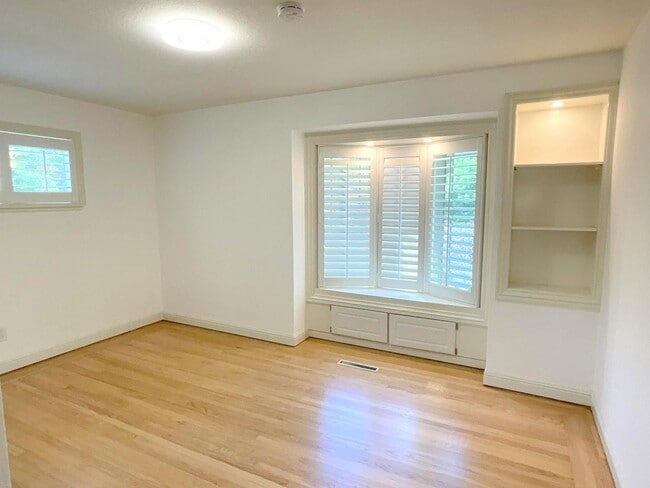 Building Photo - TOP LOCATION & TOP SCHOOLS ! Remodeled SAR...