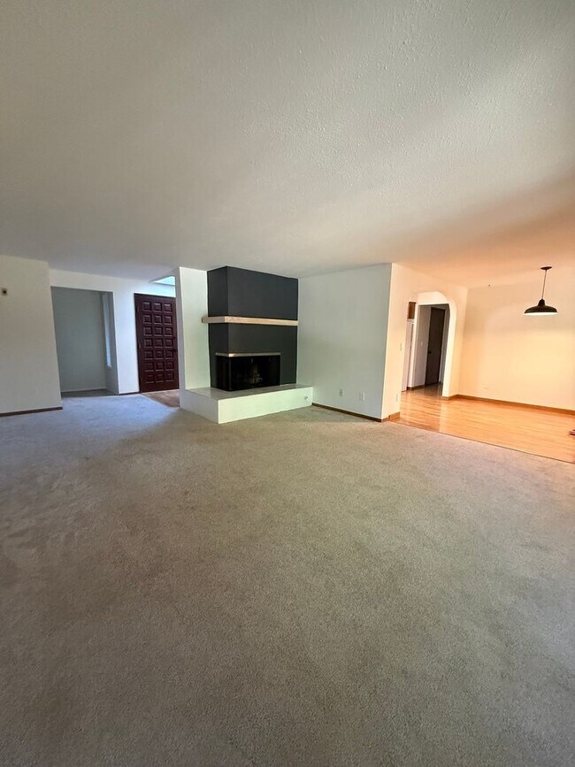 Building Photo - Pet Friendly Home with Pool Access!