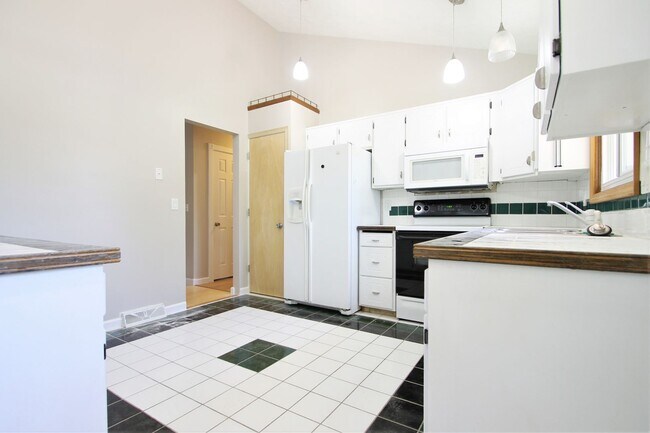 Building Photo - Coming Soon! 3 Bedroom / 2 Bath In Bellevu...
