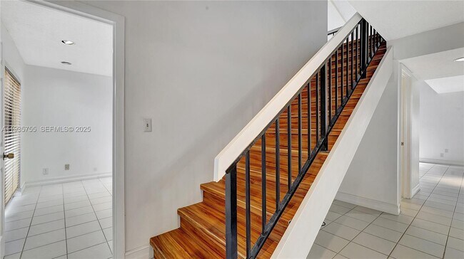 Building Photo - 205 Dunwoody Ln