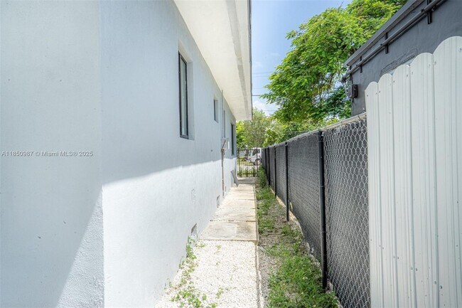 Building Photo - 666 NW 28th St