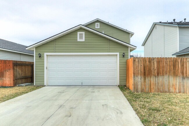 Building Photo - Very Clean 4 Bedroom 2.5 Bath Two Story Ho...
