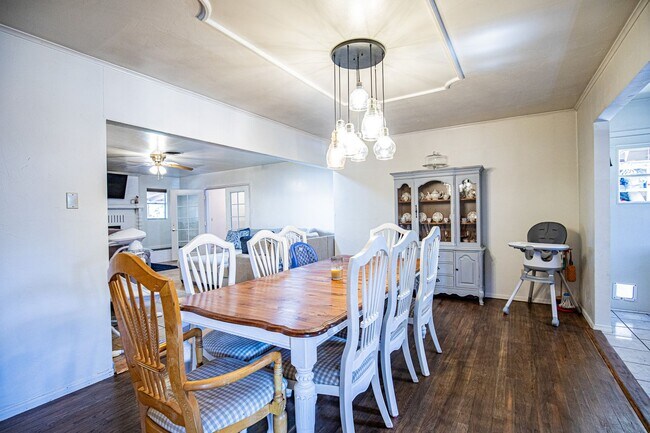 Building Photo - 4 Bedroom 2 Bathroom