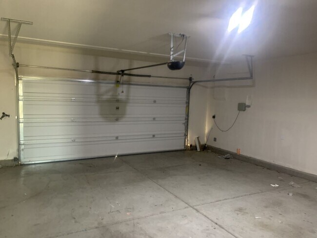 Building Photo - 10958 Clover Cir