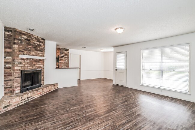 Building Photo - 26218 Maplewood Dr