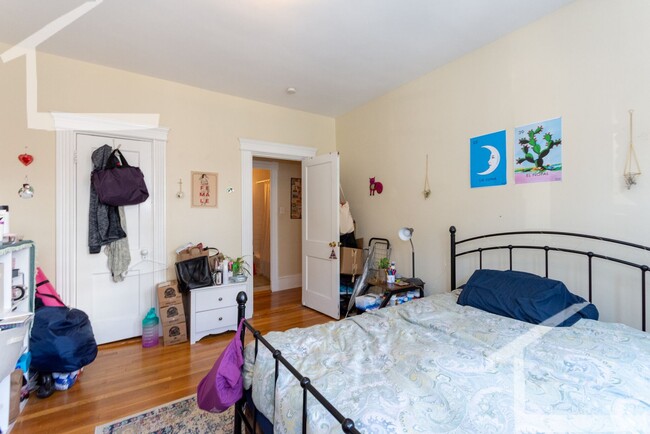 Building Photo - Very spacious 3 bed in Brookline...
