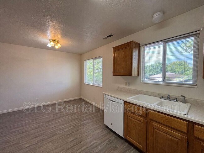 Building Photo - 154 E 100 N